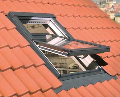 Centre pivot roof window